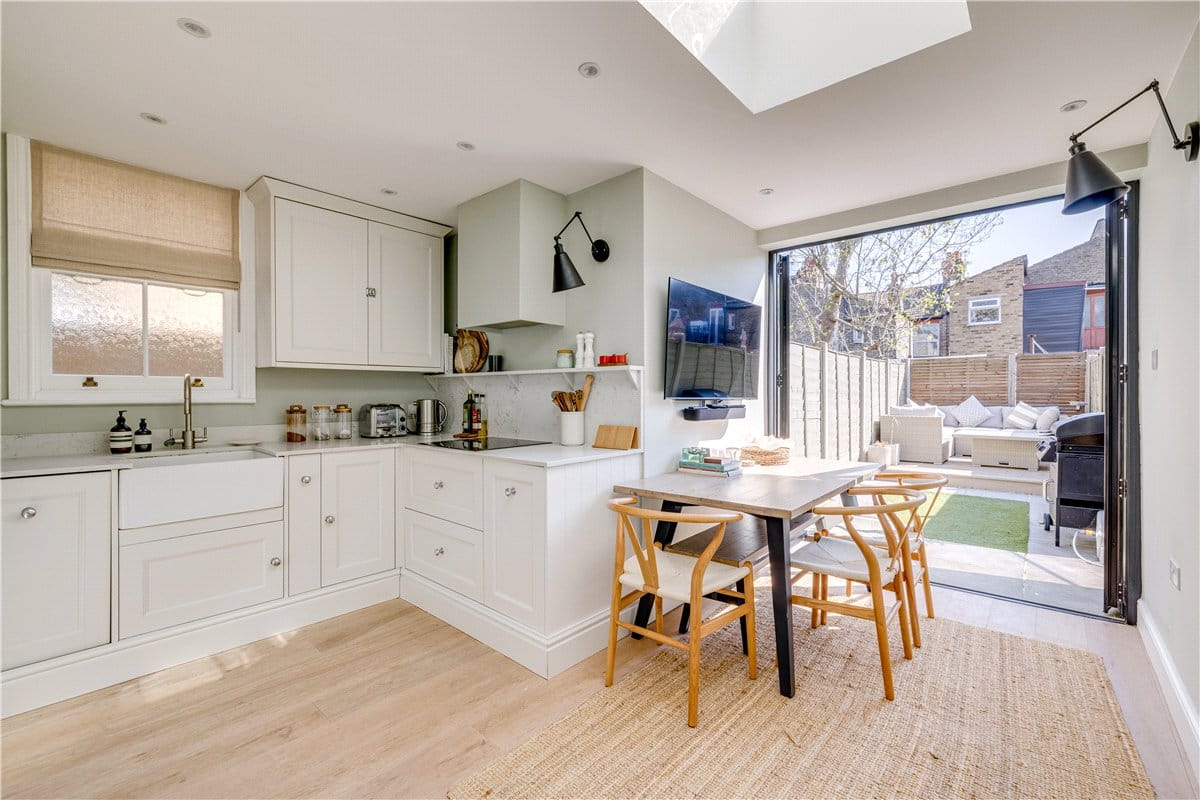 2 bedroom flat, Trentham Street, London SW18 - Available