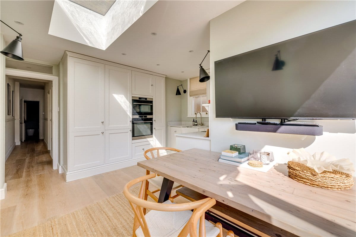 2 bedroom flat, Trentham Street, London SW18 - Available