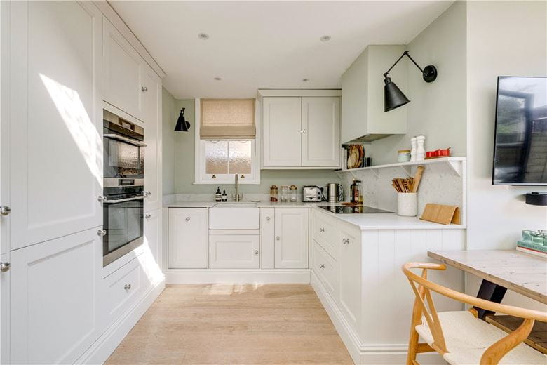 2 bedroom flat, Trentham Street, London SW18 - Available