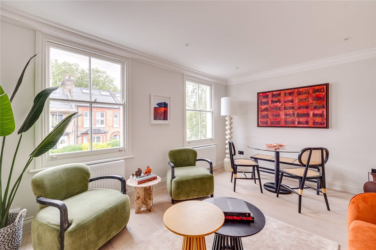 3 bedroom flat, Standen Road, London SW18 - Available