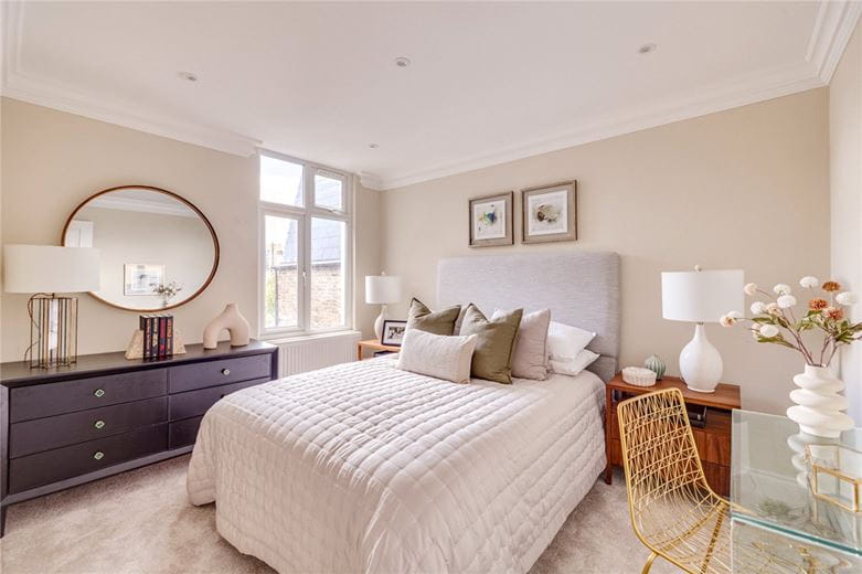 3 bedroom flat, Standen Road, London SW18 - Available