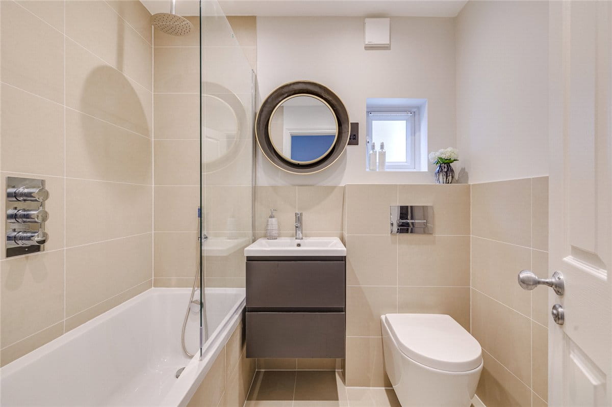 3 bedroom flat, Standen Road, London SW18 - Available
