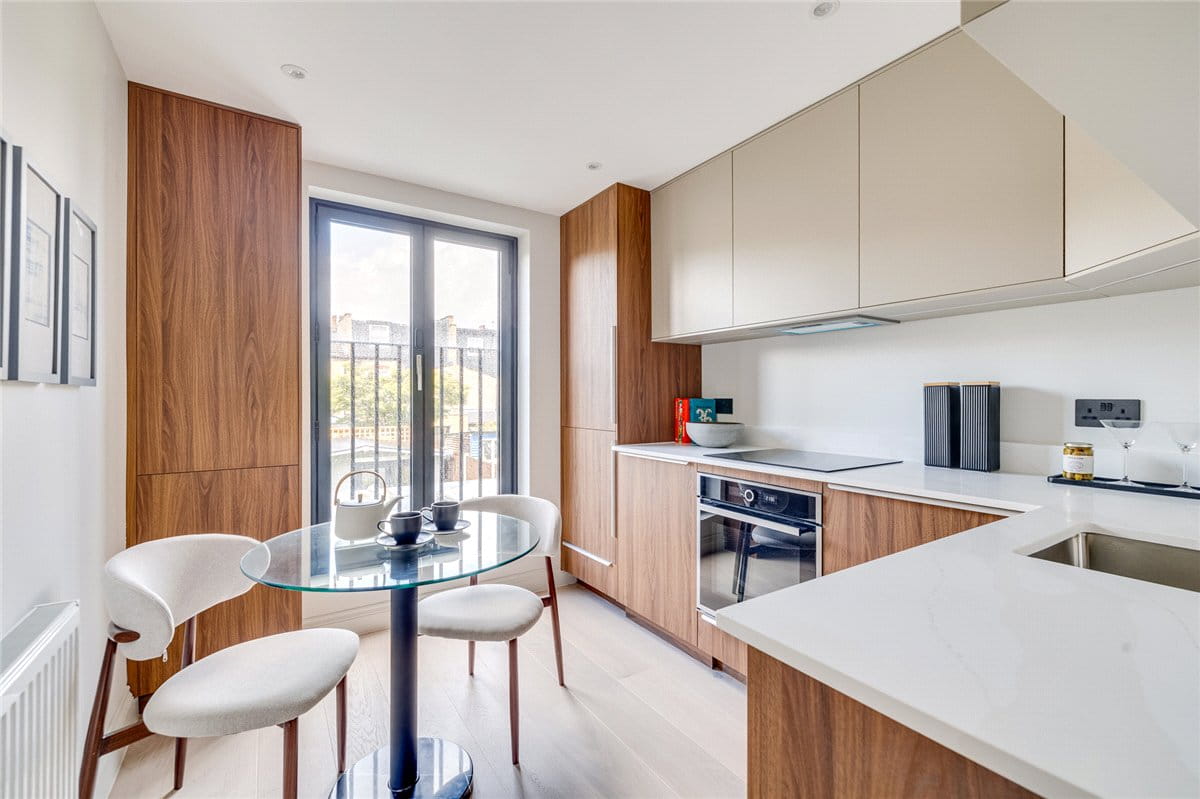 3 bedroom flat, Standen Road, London SW18 - Available