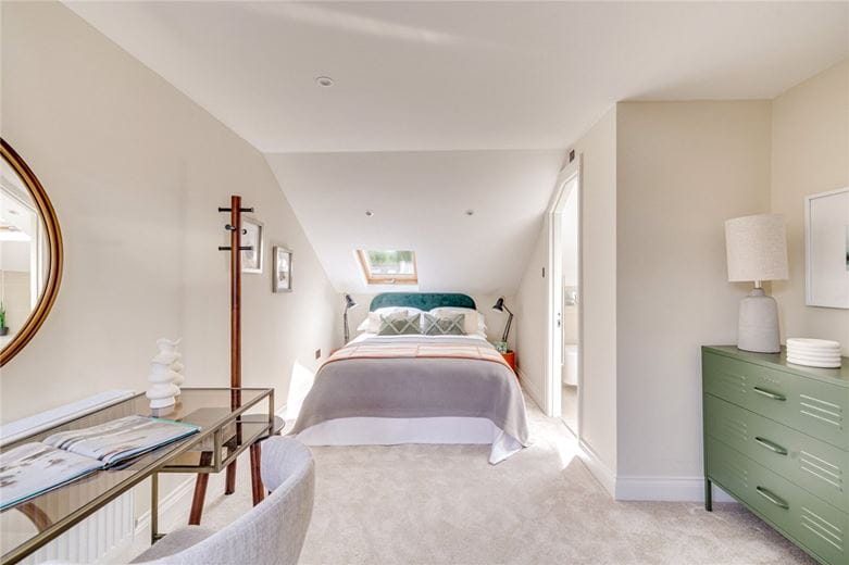3 bedroom flat, Standen Road, London SW18 - Available