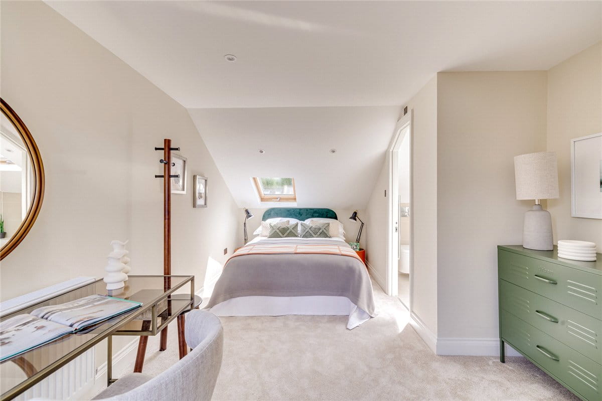 3 bedroom flat, Standen Road, London SW18 - Available