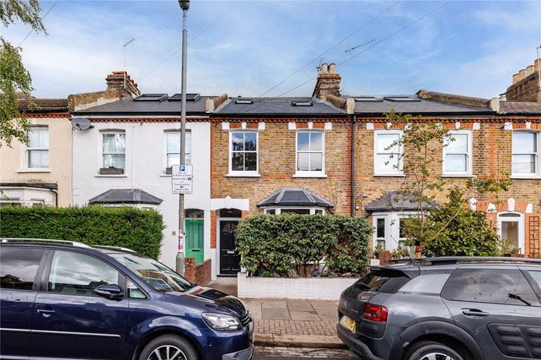 3 bedroom flat, Standen Road, London SW18 - Available