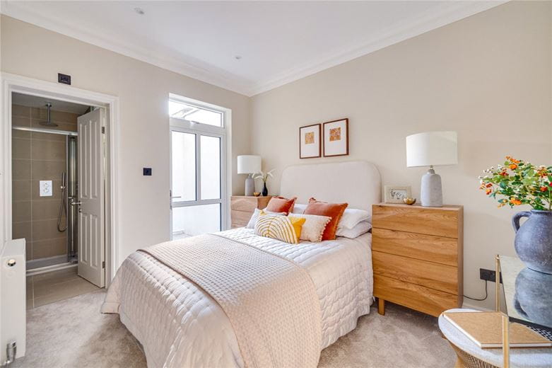 2 bedroom flat, Standen Road, London SW18 - Available