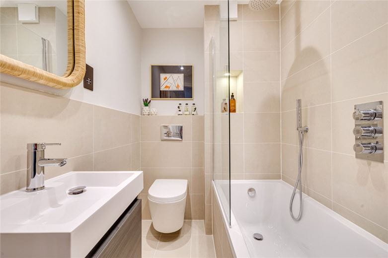 2 bedroom flat, Standen Road, London SW18 - Available