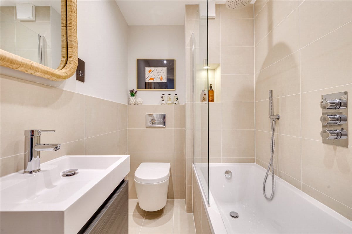 2 bedroom flat, Standen Road, London SW18 - Available