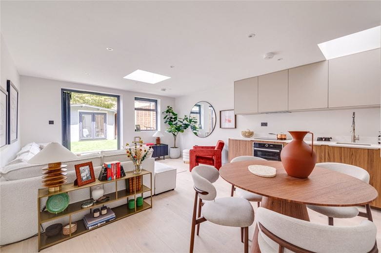 2 bedroom flat, Standen Road, London SW18 - Available