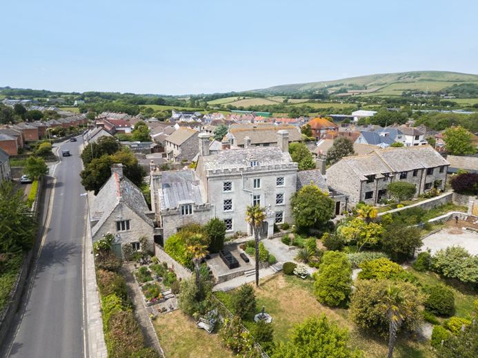 8 bedroom house, High Street, Swanage BH19 - Available