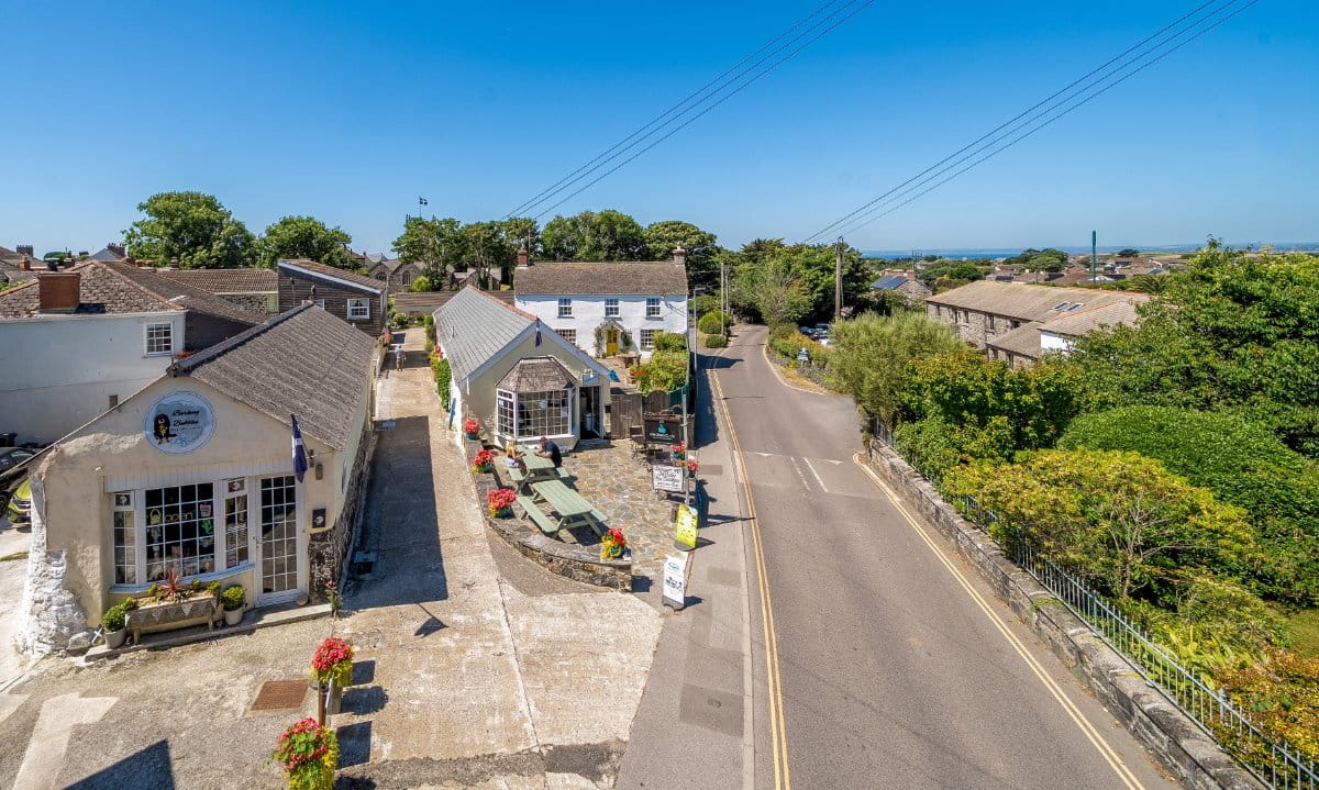 5 bedroom house, Lender Lane, Mullion TR12 - Available