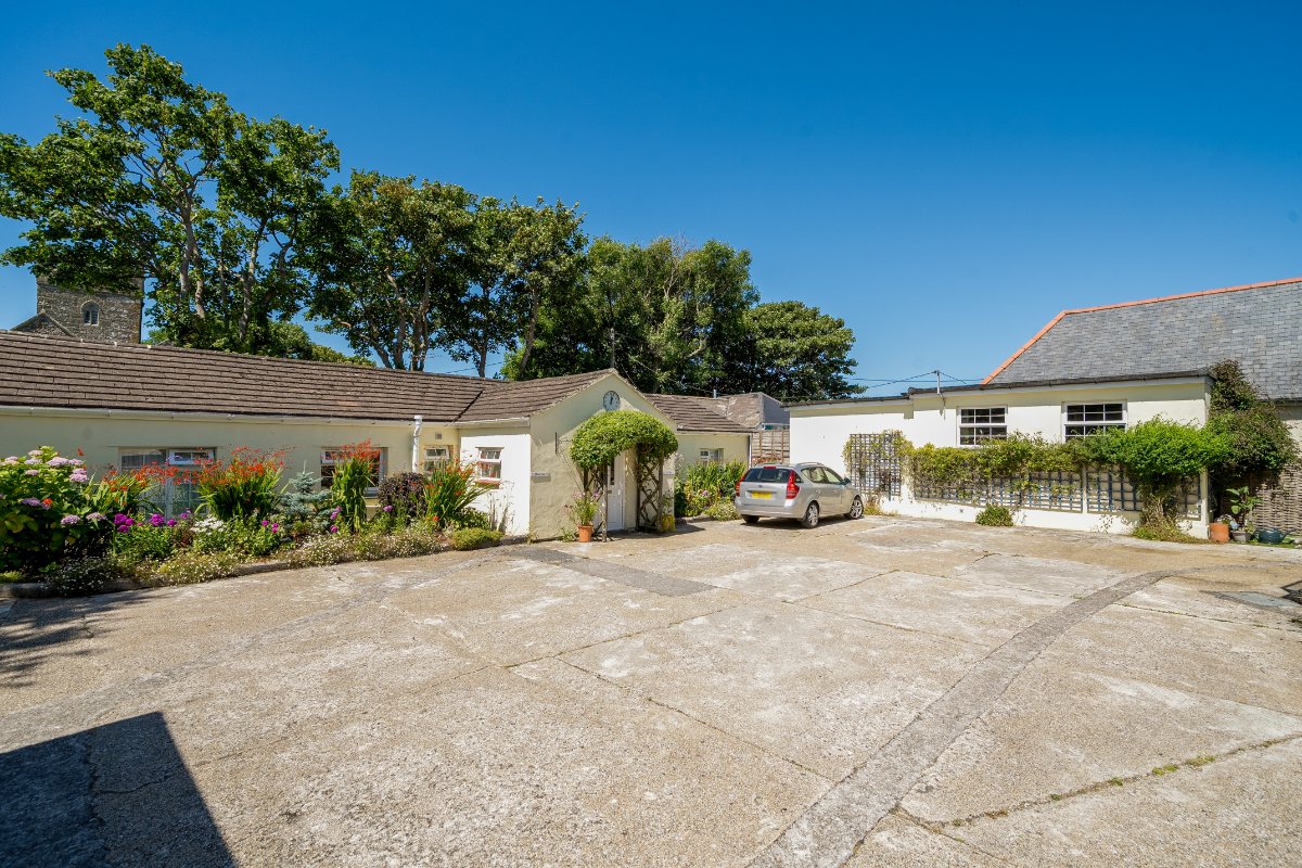 5 bedroom house, Lender Lane, Mullion TR12 - Available