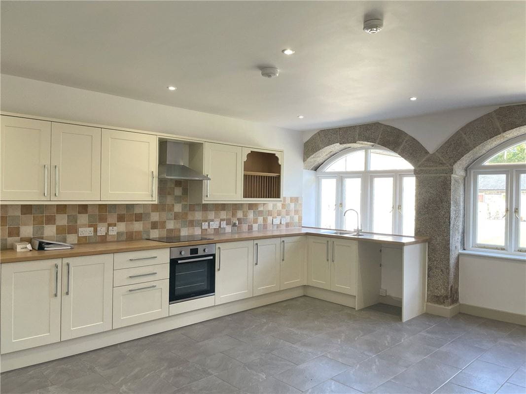 3 bedroom flat, St. Gluvias, Penryn TR10 - Available