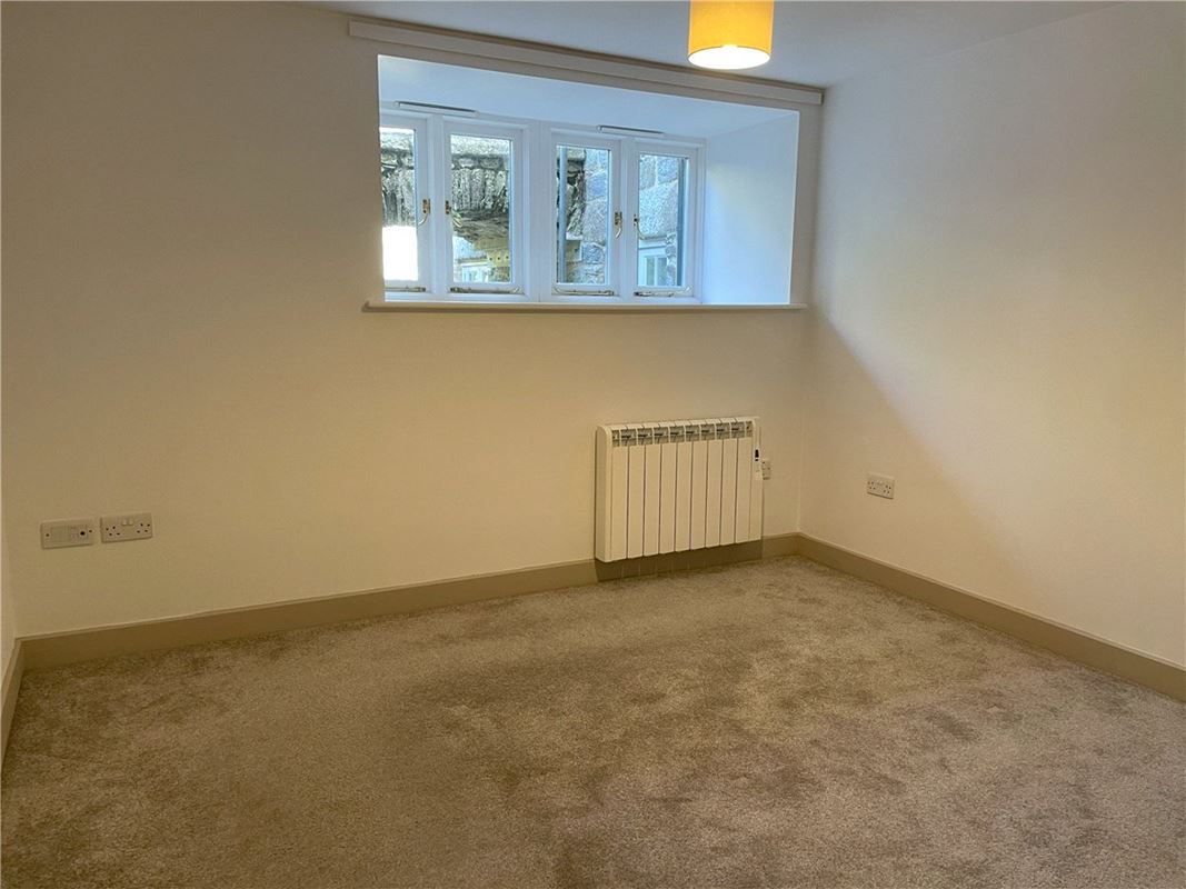 3 bedroom flat, St. Gluvias, Penryn TR10 - Available