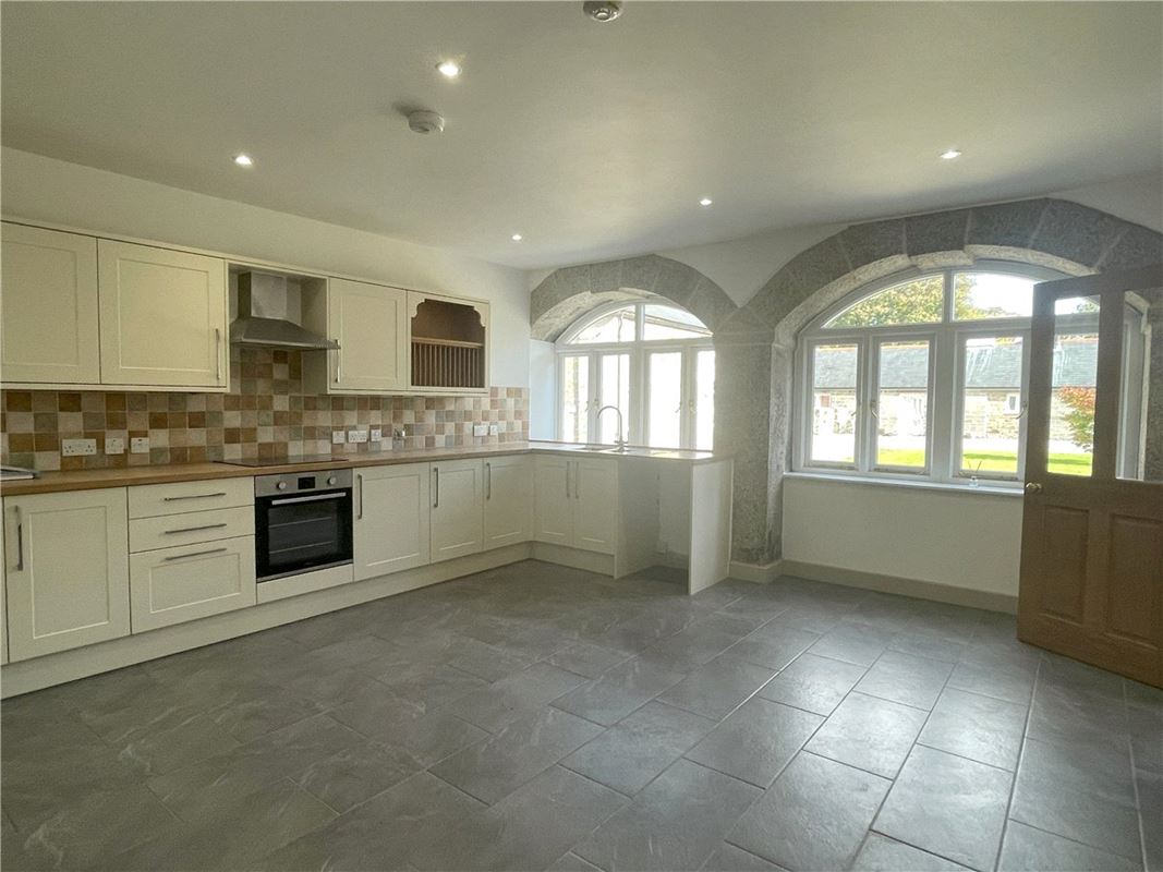 3 bedroom flat, St. Gluvias, Penryn TR10 - Available