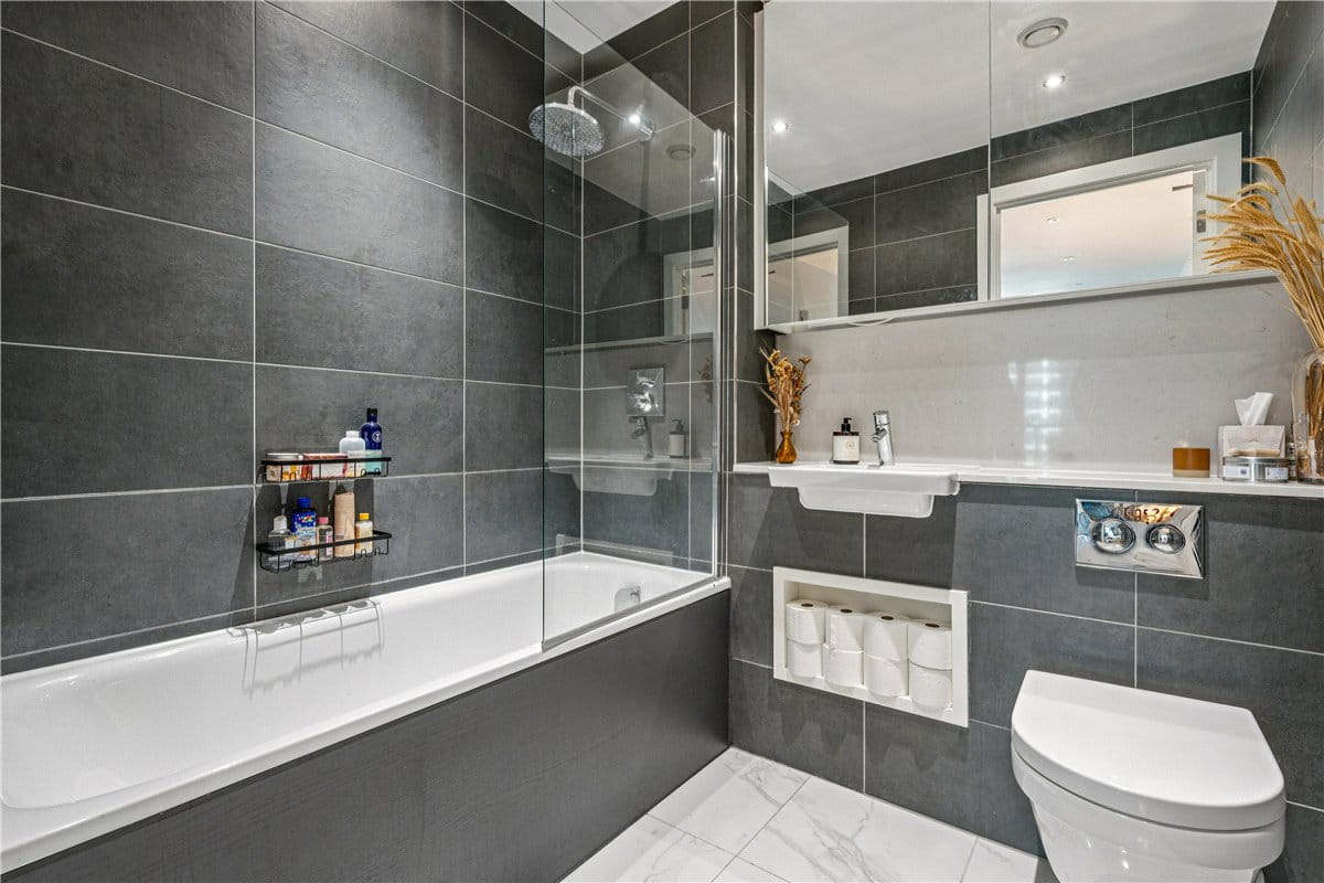 2 bedroom flat, Buckhold Road, London SW18