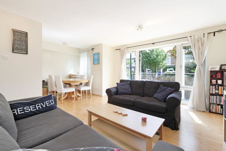 2 bedroom flat, Cavendish Road, London SW12 - Under Offer