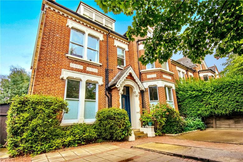 2 bedroom flat, Trinity Road, London SW18 - Available