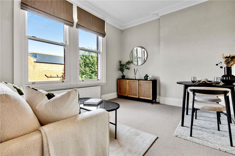 2 bedroom flat, Trinity Road, London SW18 - Available