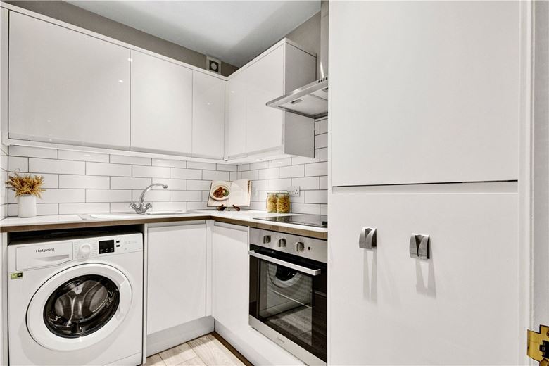 2 bedroom flat, Trinity Road, London SW18 - Available