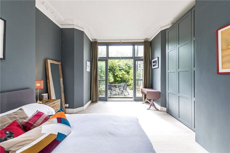 2 bedroom flat, Earlsfield Road, London SW18 - Available