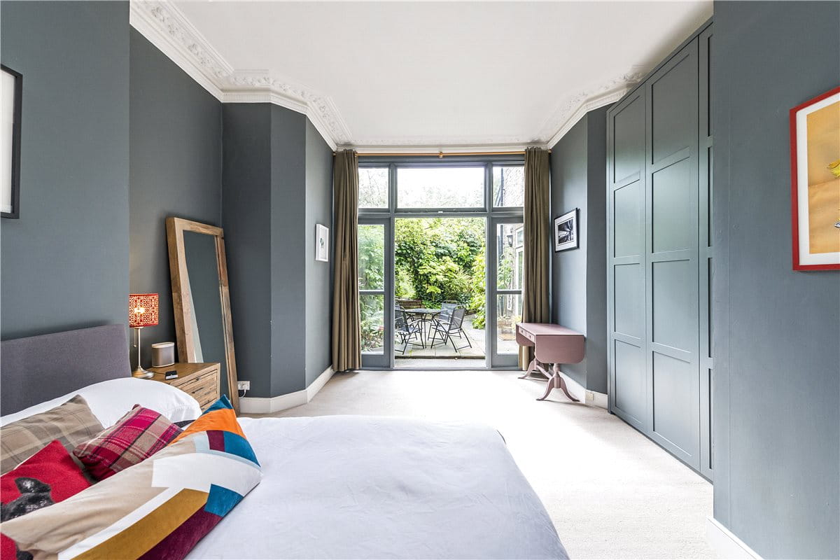 2 bedroom flat, Earlsfield Road, London SW18 - Available
