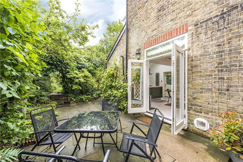 2 bedroom flat, Earlsfield Road, London SW18 - Available