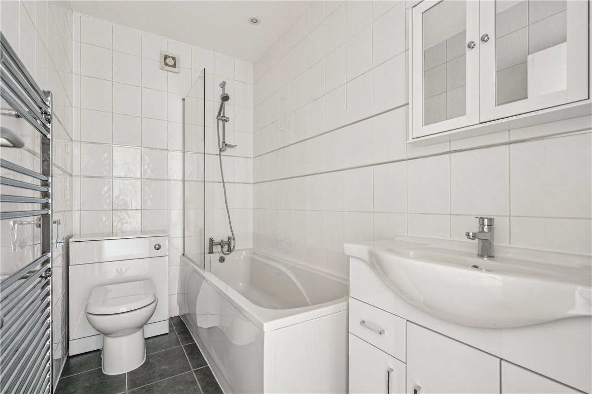 1 bedroom flat, Balham High Road, London SW12 - Available