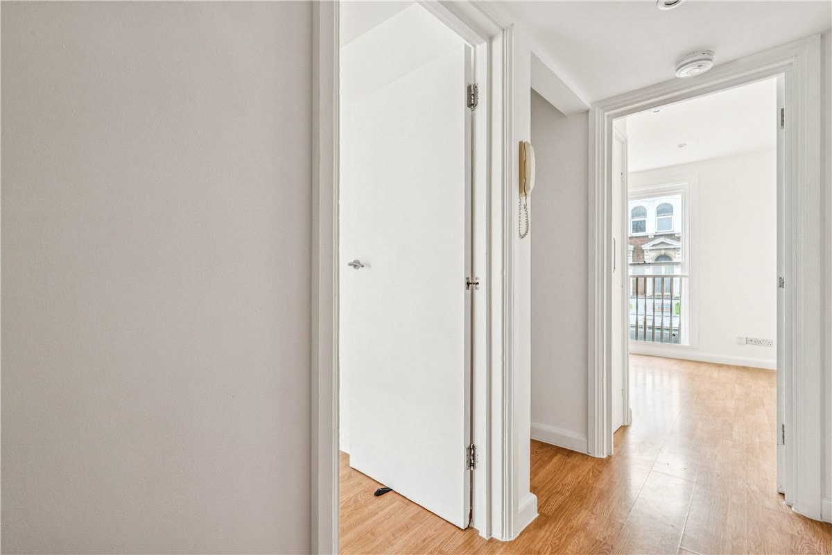 1 bedroom flat, Balham High Road, London SW12 - Available