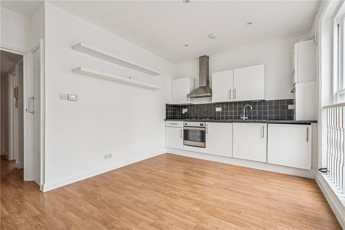1 bedroom flat, Balham High Road, London SW12 - Available