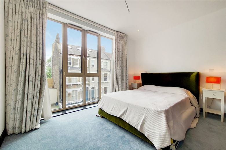 2 bedroom flat, Strathblaine Road, London SW11 - Available