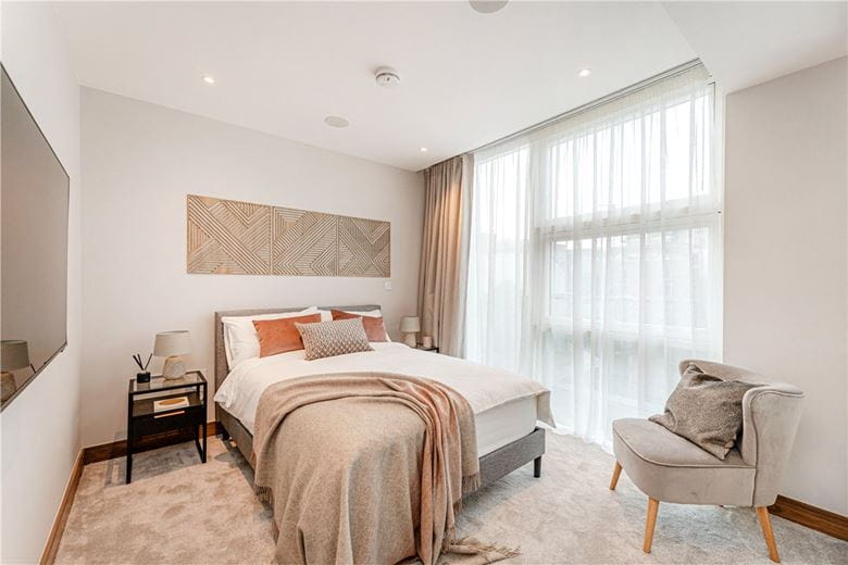 3 bedroom flat, Juniper Drive, London SW18 - Available