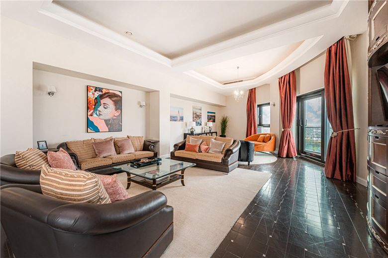 3 bedroom flat, Bridges Court Road, London SW11 - Available