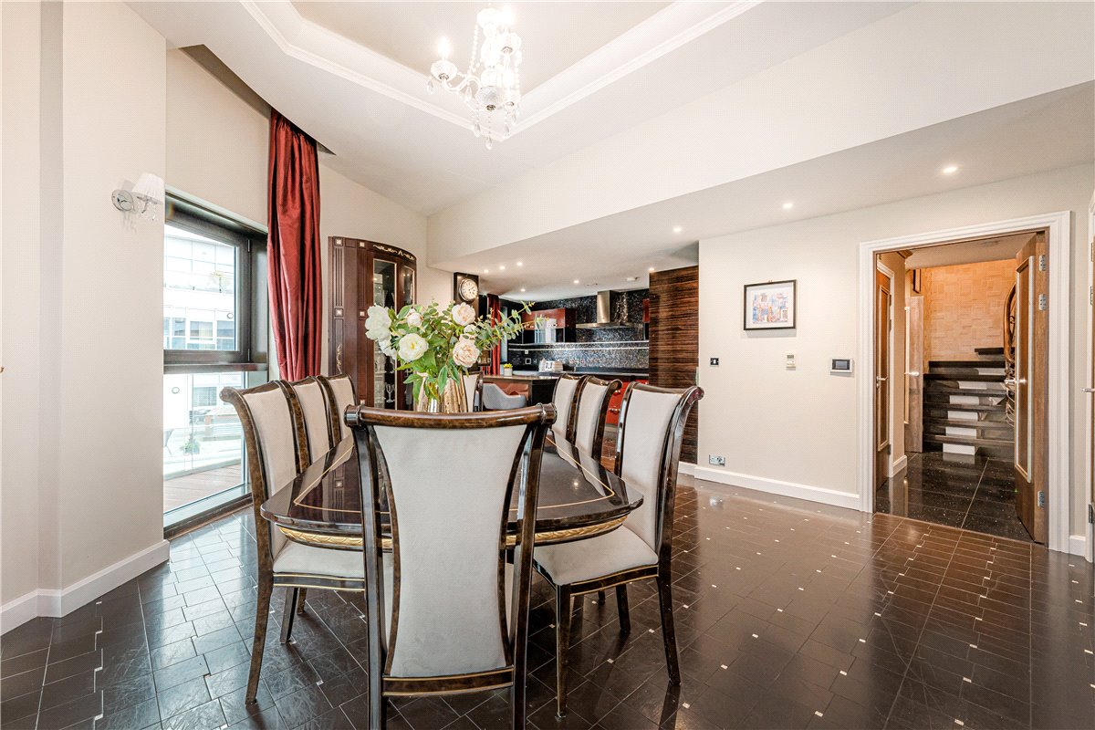 3 bedroom flat, Bridges Court Road, London SW11 - Available