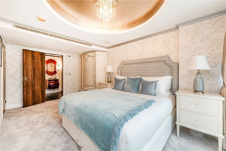 3 bedroom flat, Bridges Court Road, London SW11 - Available