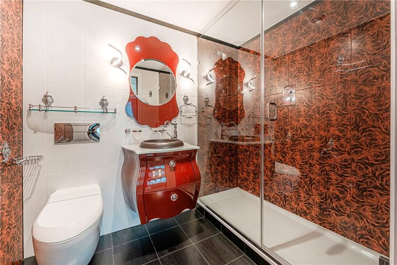 3 bedroom flat, Bridges Court Road, London SW11 - Available