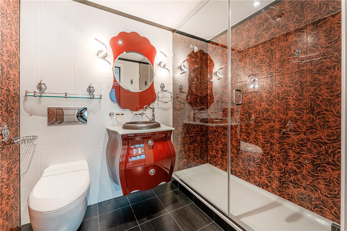 3 bedroom flat, Bridges Court Road, London SW11 - Available