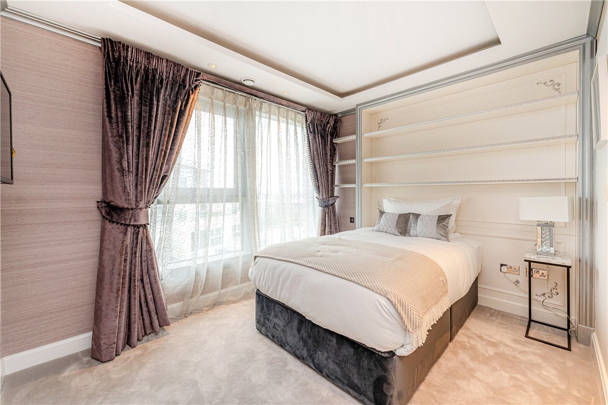 3 bedroom flat, Bridges Court Road, London SW11 - Available