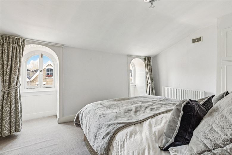 2 bedroom flat, Auckland Road, London SW11 - Available