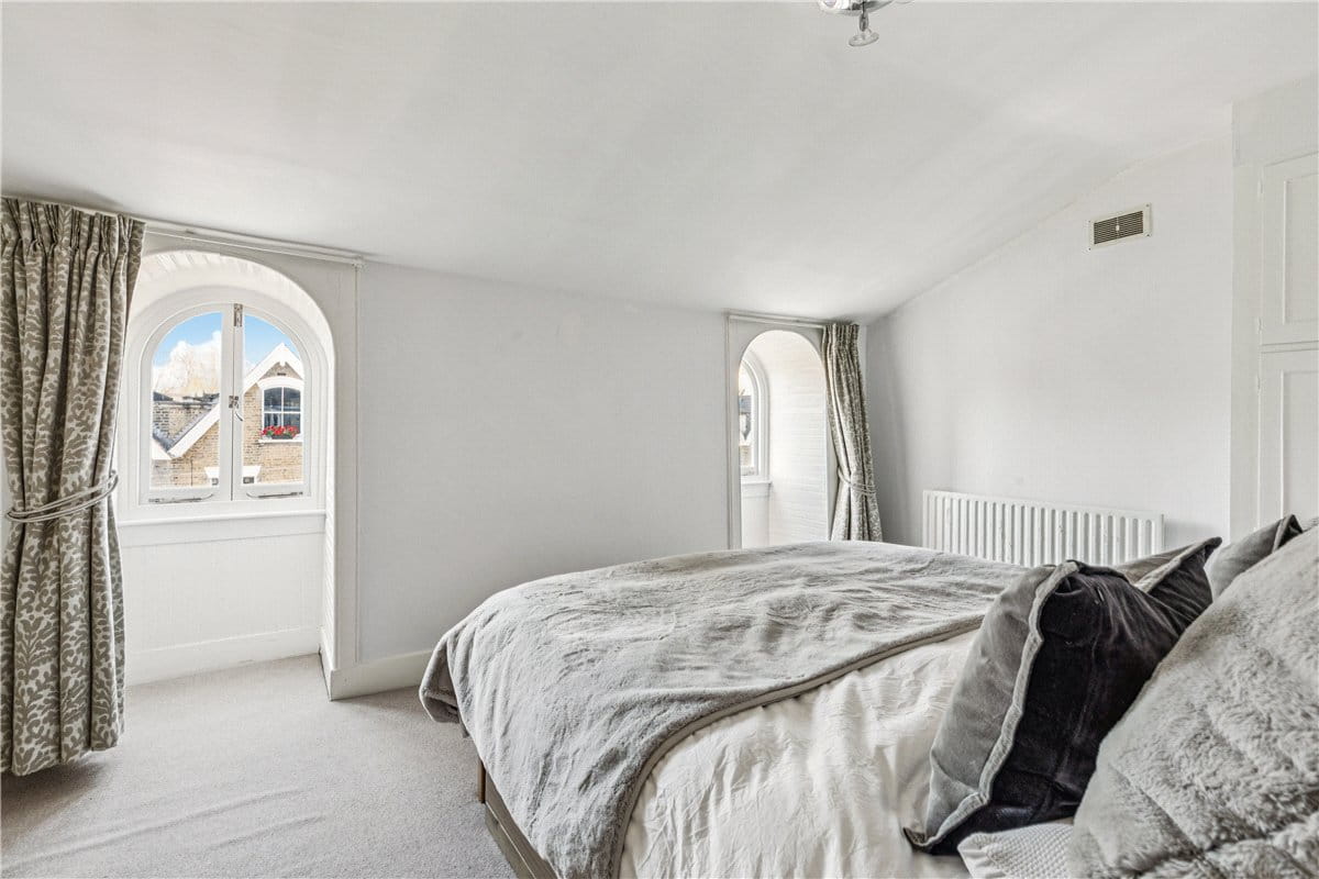 2 bedroom flat, Auckland Road, London SW11 - Available