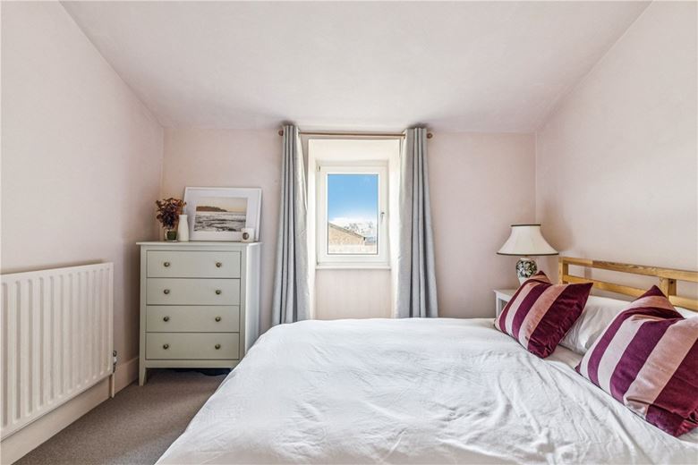 2 bedroom flat, Auckland Road, London SW11 - Available