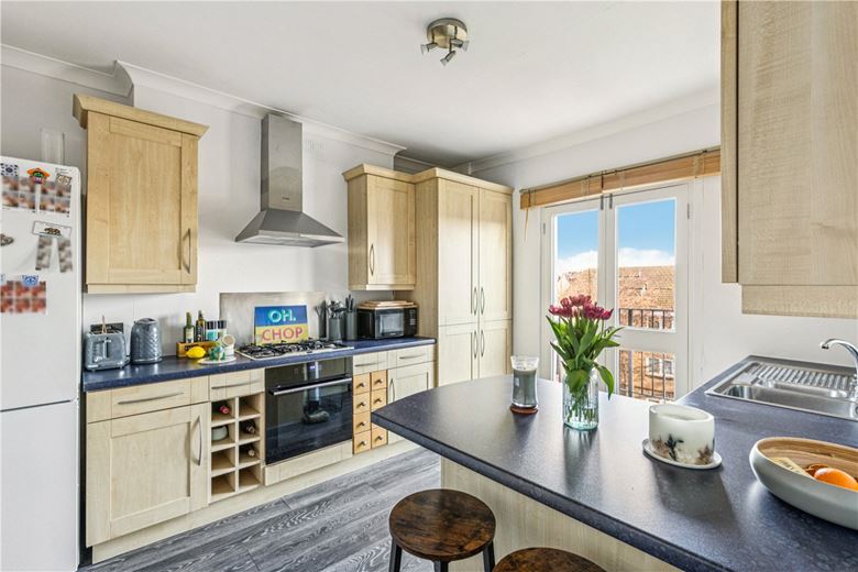 2 bedroom flat, Auckland Road, London SW11 - Available