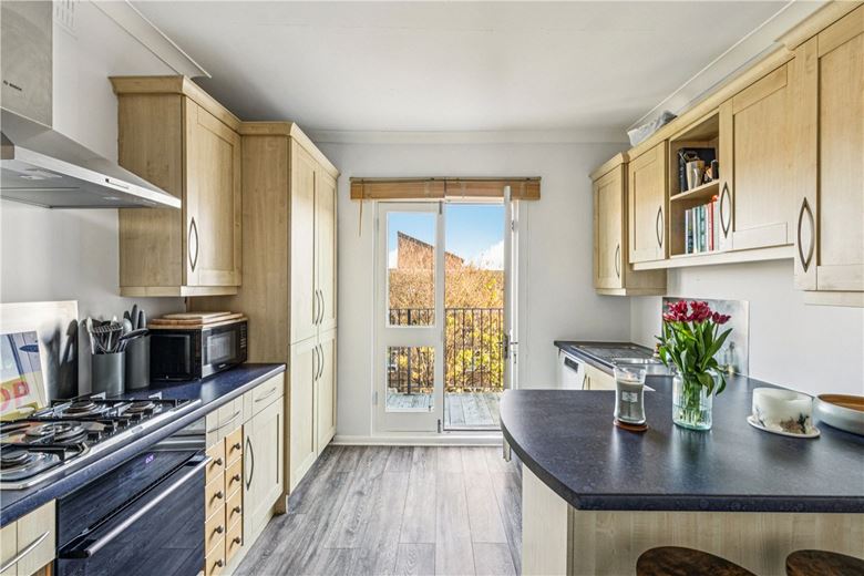 2 bedroom flat, Auckland Road, London SW11 - Available