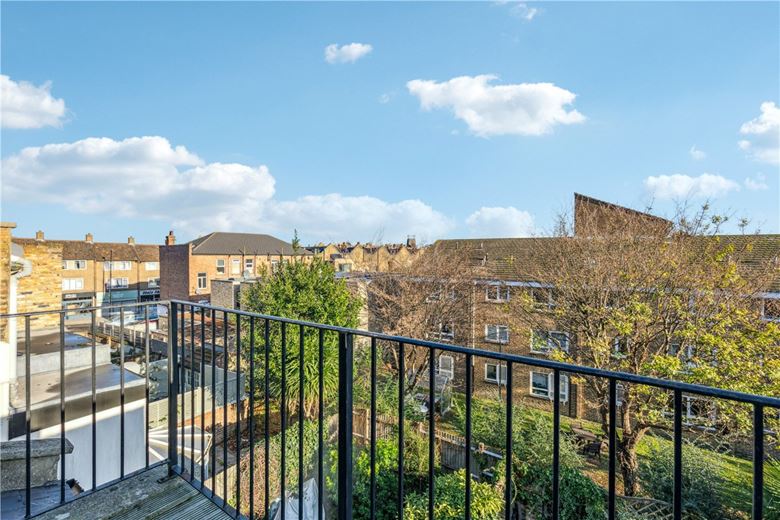 2 bedroom flat, Auckland Road, London SW11 - Available