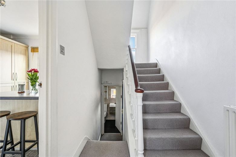 2 bedroom flat, Auckland Road, London SW11 - Available