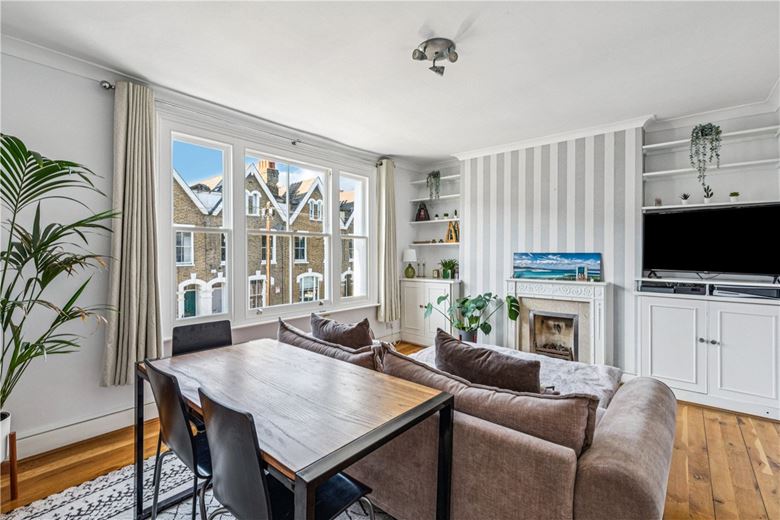 2 bedroom flat, Auckland Road, London SW11 - Available