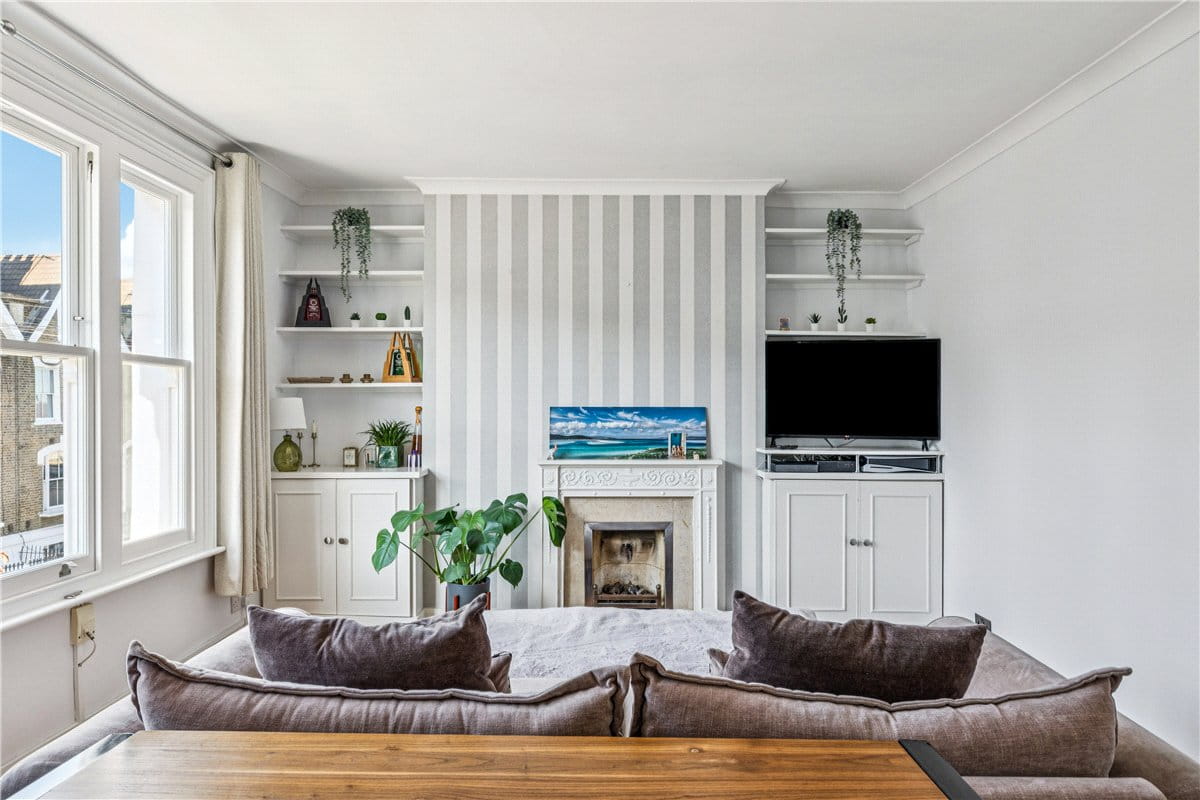 2 bedroom flat, Auckland Road, London SW11 - Available