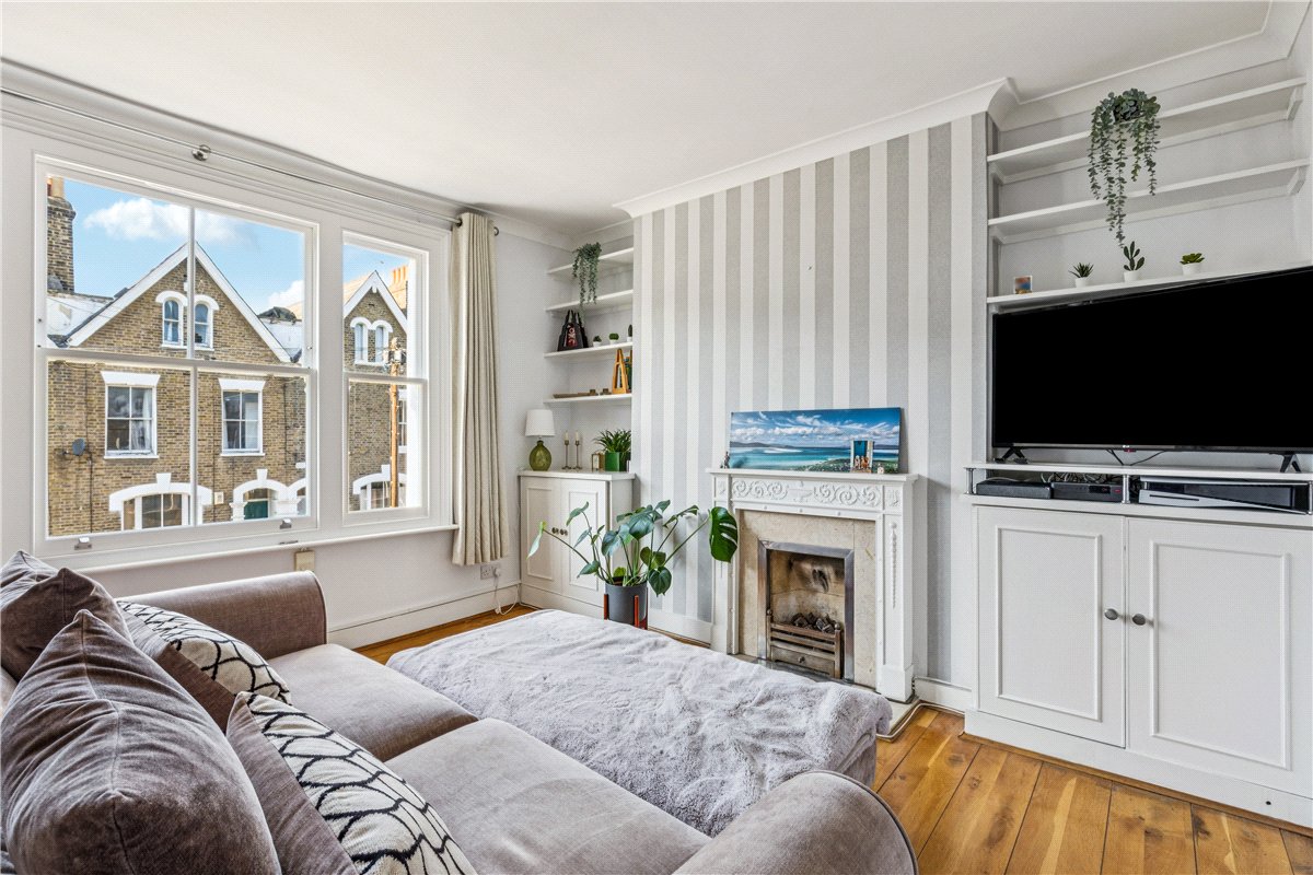 2 bedroom flat, Auckland Road, London SW11 - Available