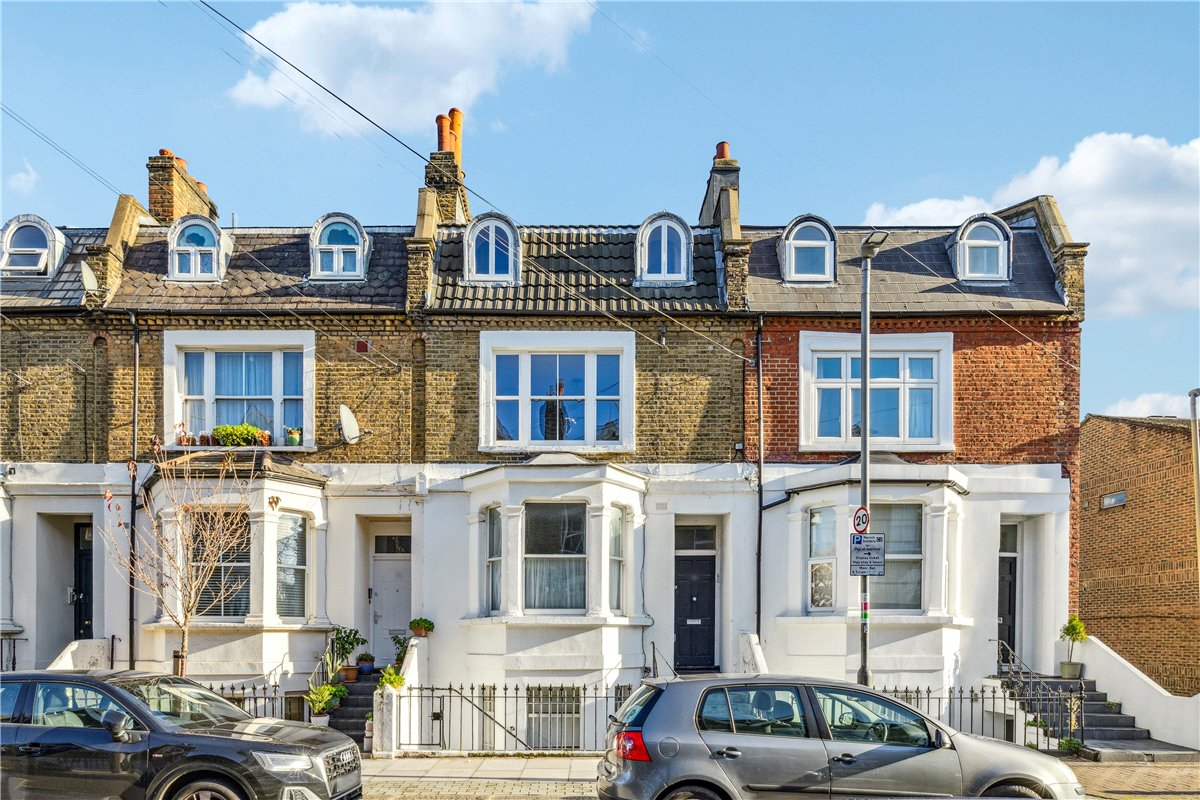 2 bedroom flat, Auckland Road, London SW11 - Available